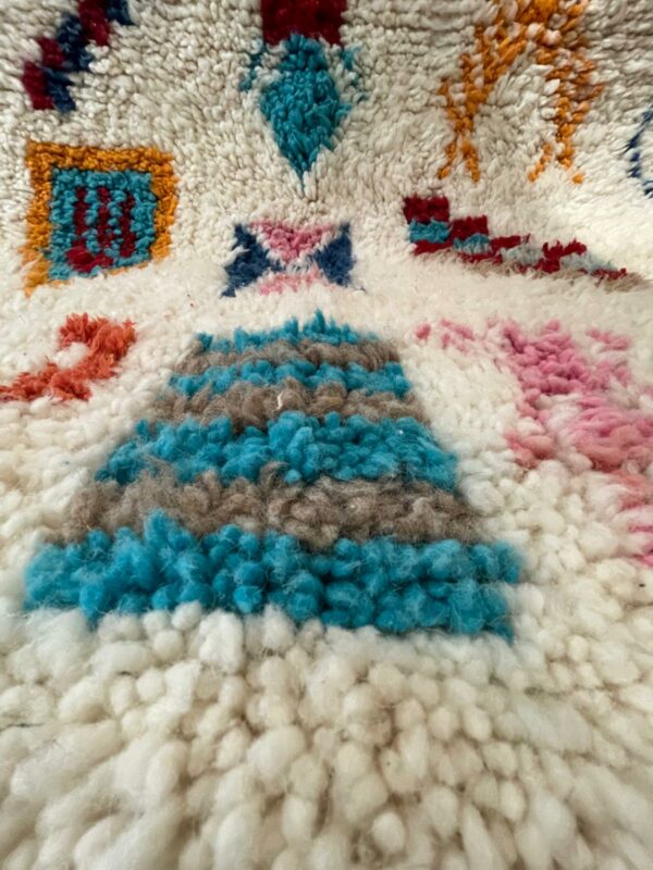 Photo d'un tapis Azilal motifs jeux d'enfant.