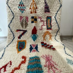 Photo d'un tapis Azilal motifs jeux d'enfant.