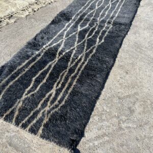 Tapis Mrirt couloir gris anthracite. posé au sol directement chez les artisans dans l'Atlas.