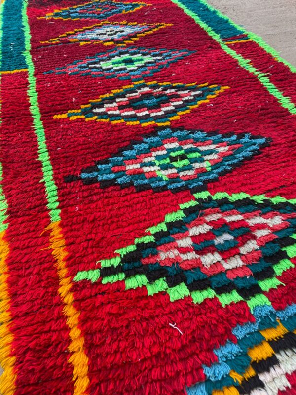 Photo d'un tapis couloir boucherouite rouge.