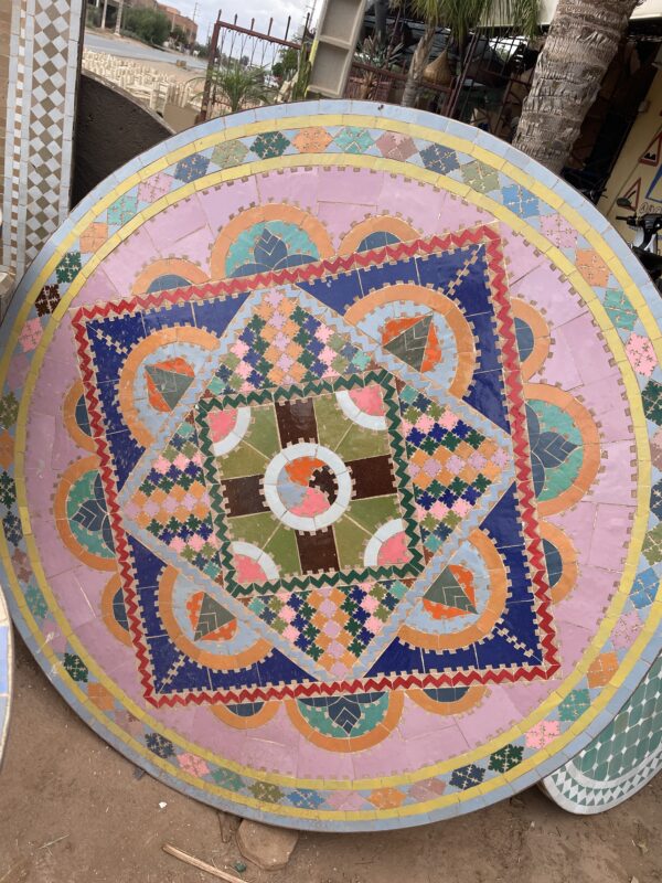 Image d'une table en faïence rose zellige marocain.