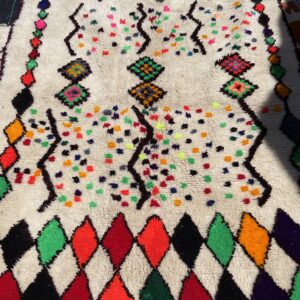 Photo d'un tapis Azilal multicolores.