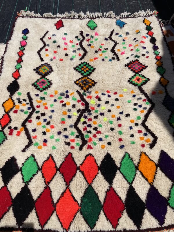 Photo d'un tapis Azilal multicolores.