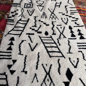 Photo d'un tapis Azilal motifs noirs.