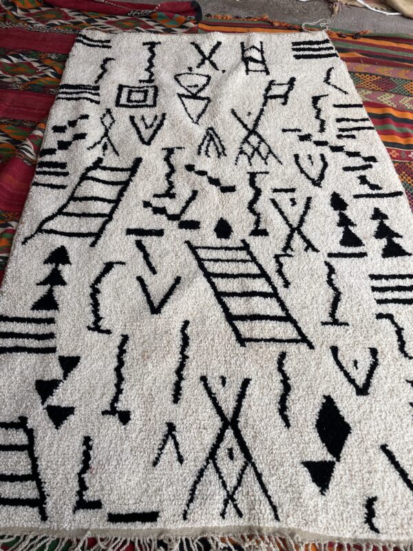 Photo d'un tapis Azilal motifs noirs.