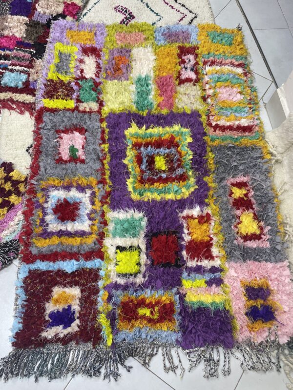 Photo d'un tapis boucherouite couleur parme.