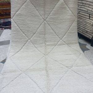 Photo d'un tapis Beni-Ouarain blanc sur blanc.