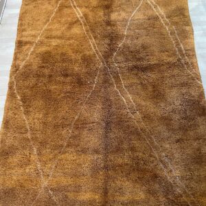 Tapis Mrirt couleur caramel, texture en laine artisanale, vue entière.