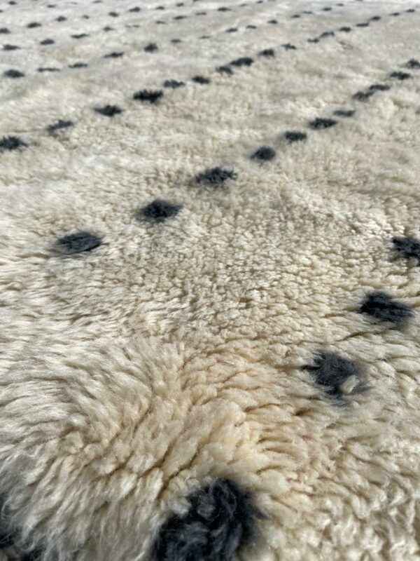 Tapis Mrirt, blanc cassé et motifs minimaliste. Artisanat marocain.