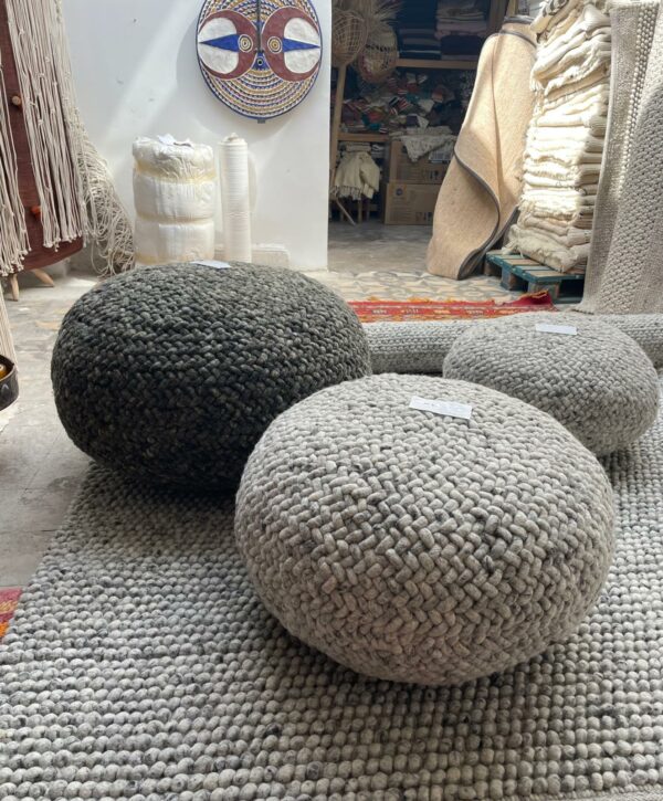 Poufs en laine, photo des trois dimensions S,M,L.